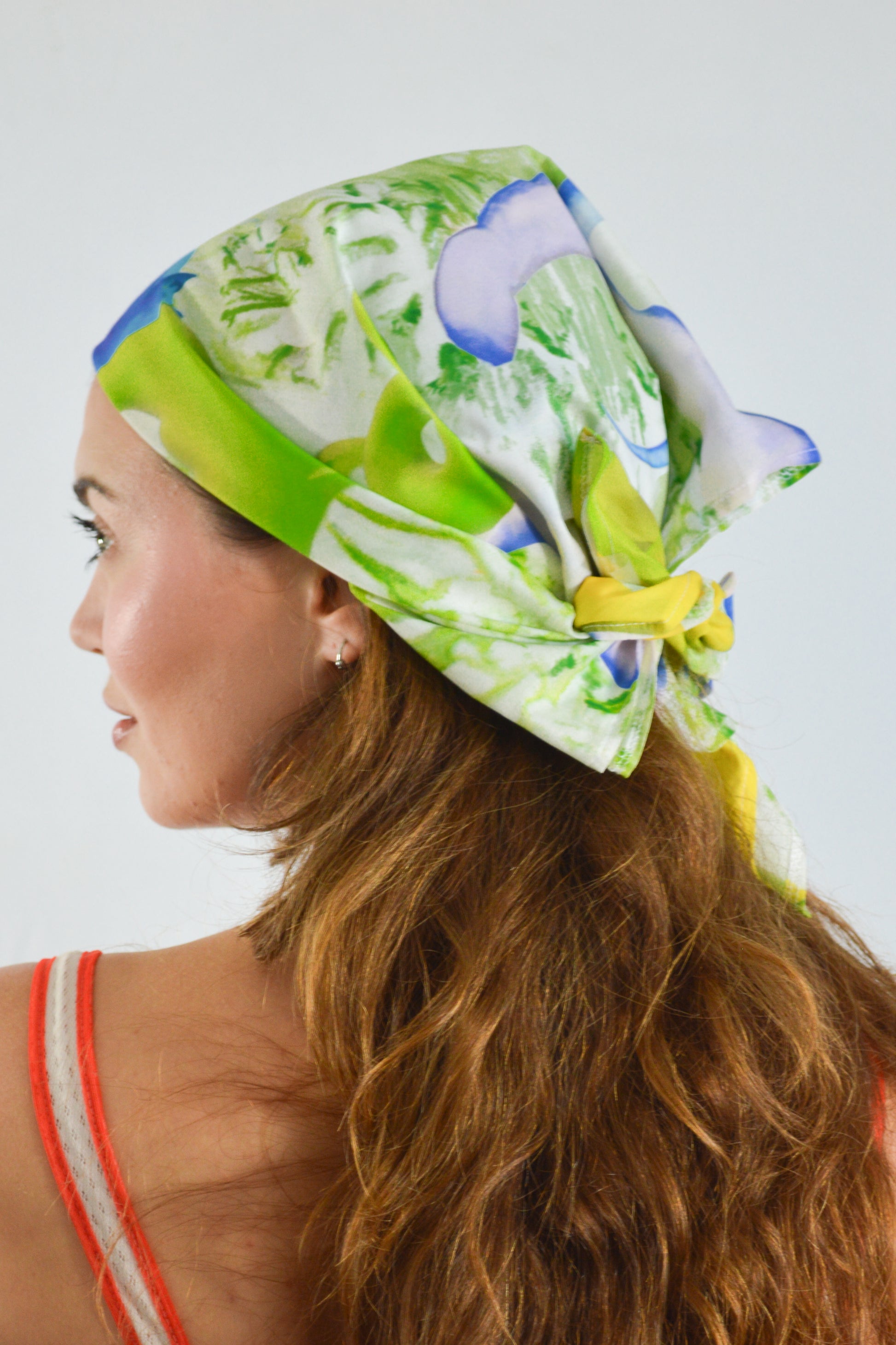 Foulard motif "fleurs de Méditerranée" 70x70
