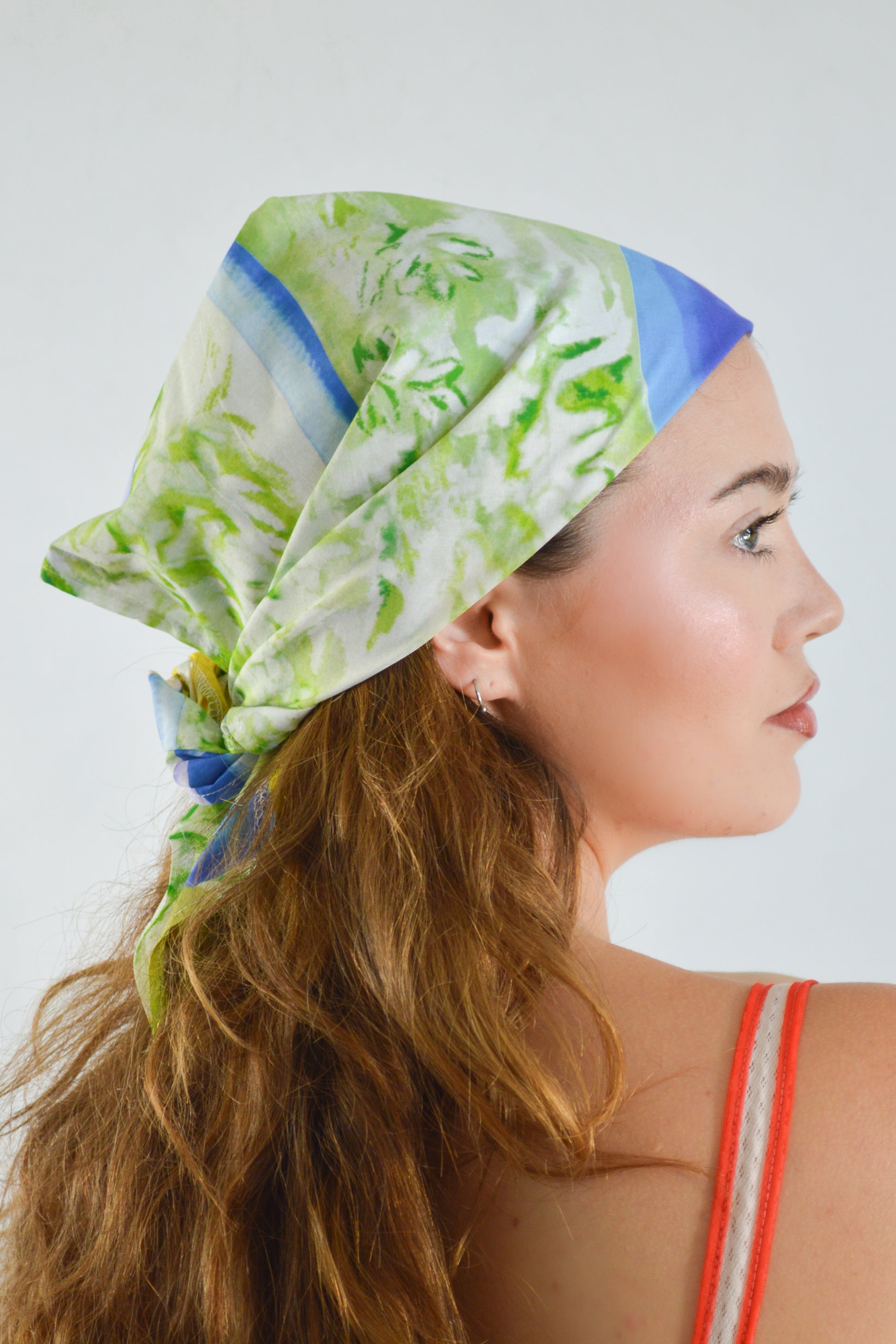 Foulard motif "fleurs de Méditerranée" 70x70